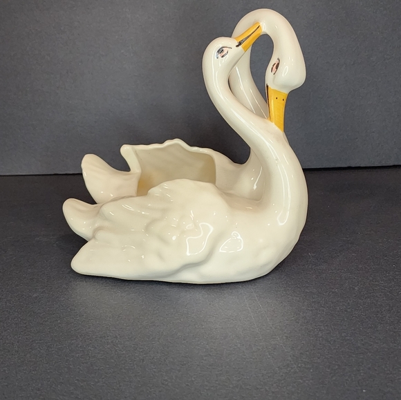 Camark Pottery USA pair of loving swans planter - Picture 5 of 6
